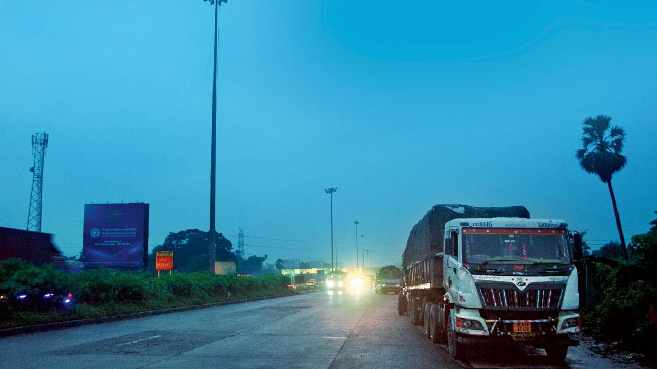 Toll operators on MumbaiAhmedabad Highway turn off lights to skimp on