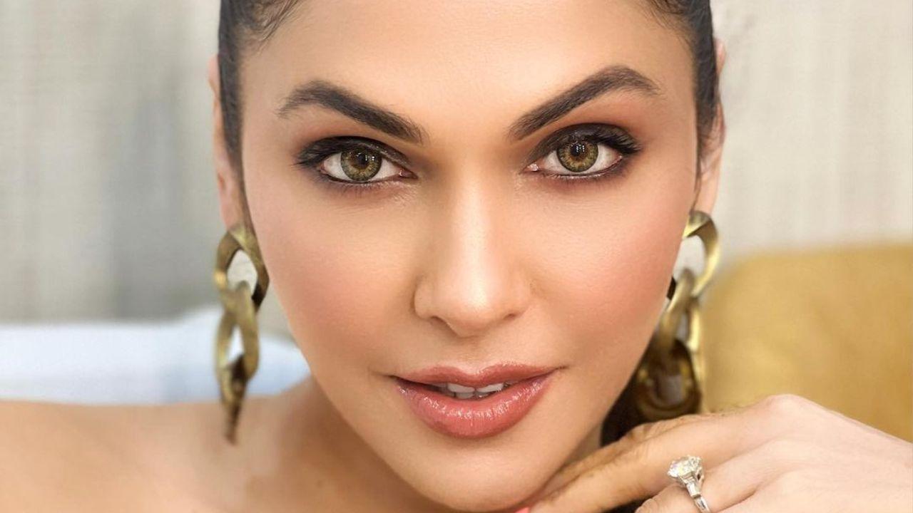 I am privileged to meet Eknath Shinde ji for Ganeshotsav, says Esha Koppikar