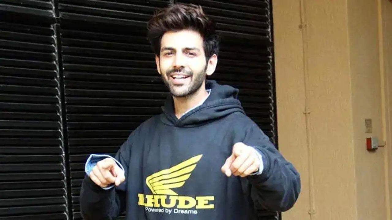 Netizens call Kartik Aaryan 'most humble actor' as he travels in economy class