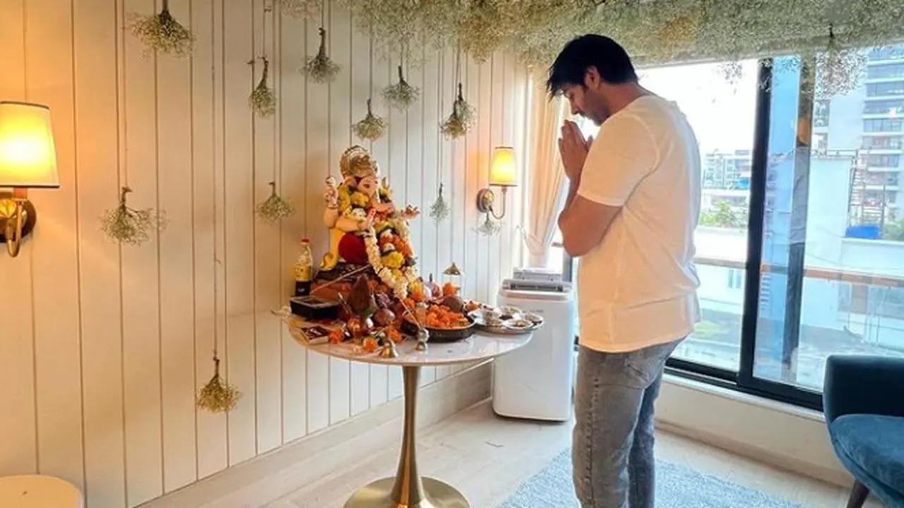 Kartik Aaryan is all set for the shoot of his upcoming Satyaprem Ki Katha with the blessing of Lord Ganesha. Read full story here