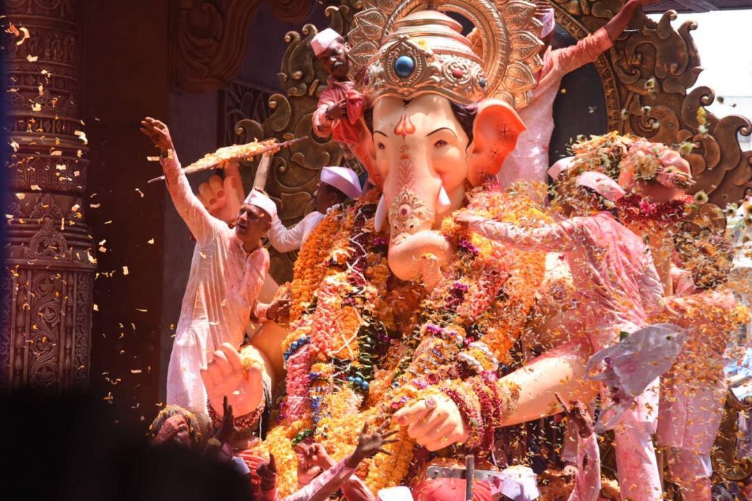 Devotees carry Lalbaugcha Raja idol for its immersion. Pic/PTI
