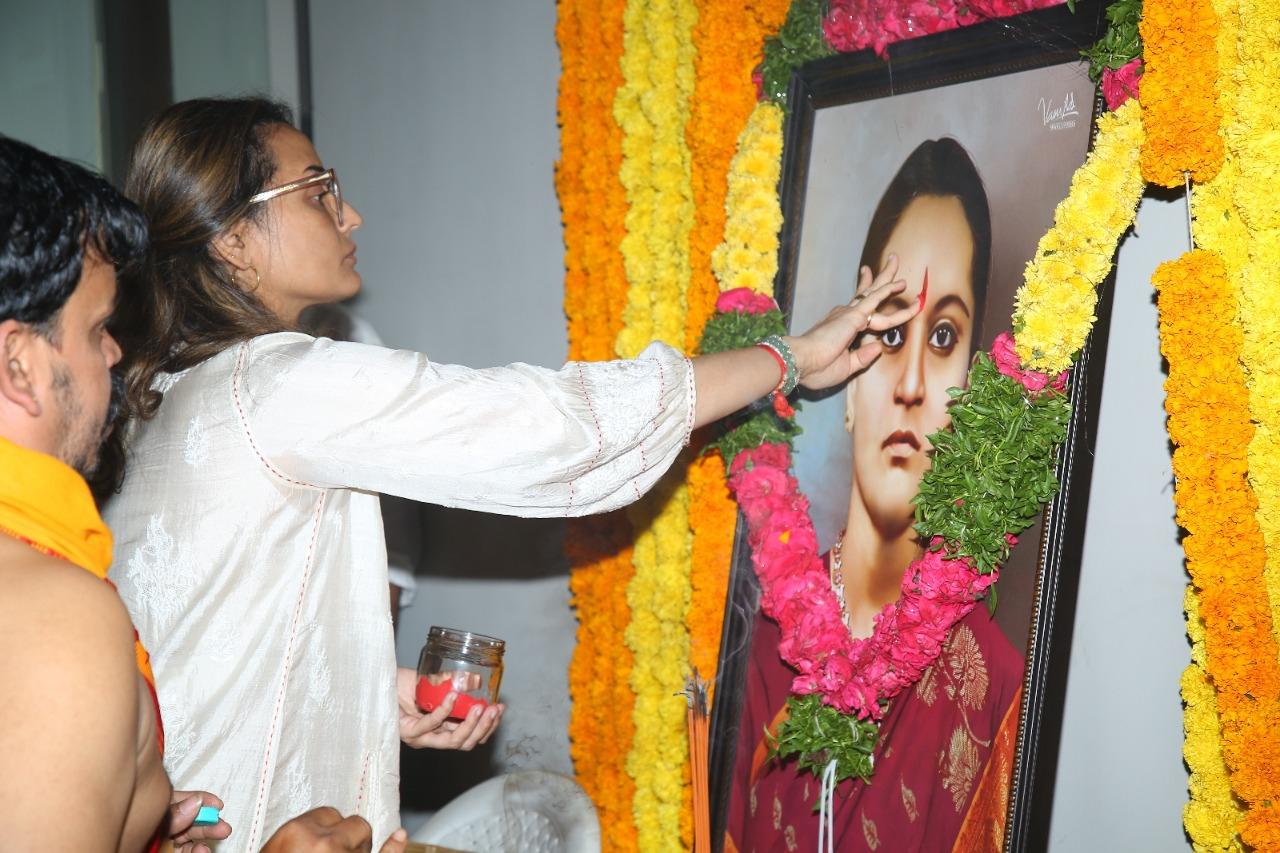Namrata Shirodkar was seen holding the family together in time of grief