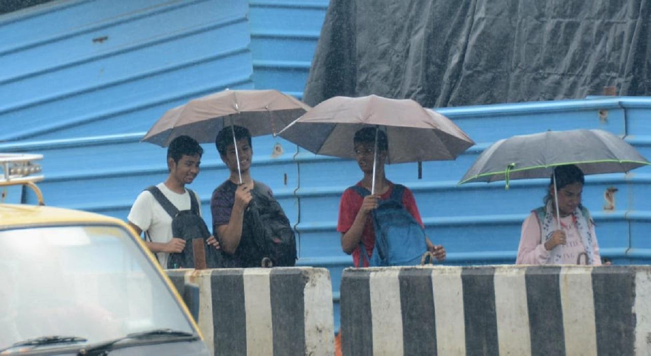 People at Marine Drive during rainfall. Pic/Sayyed Sameer Abedi