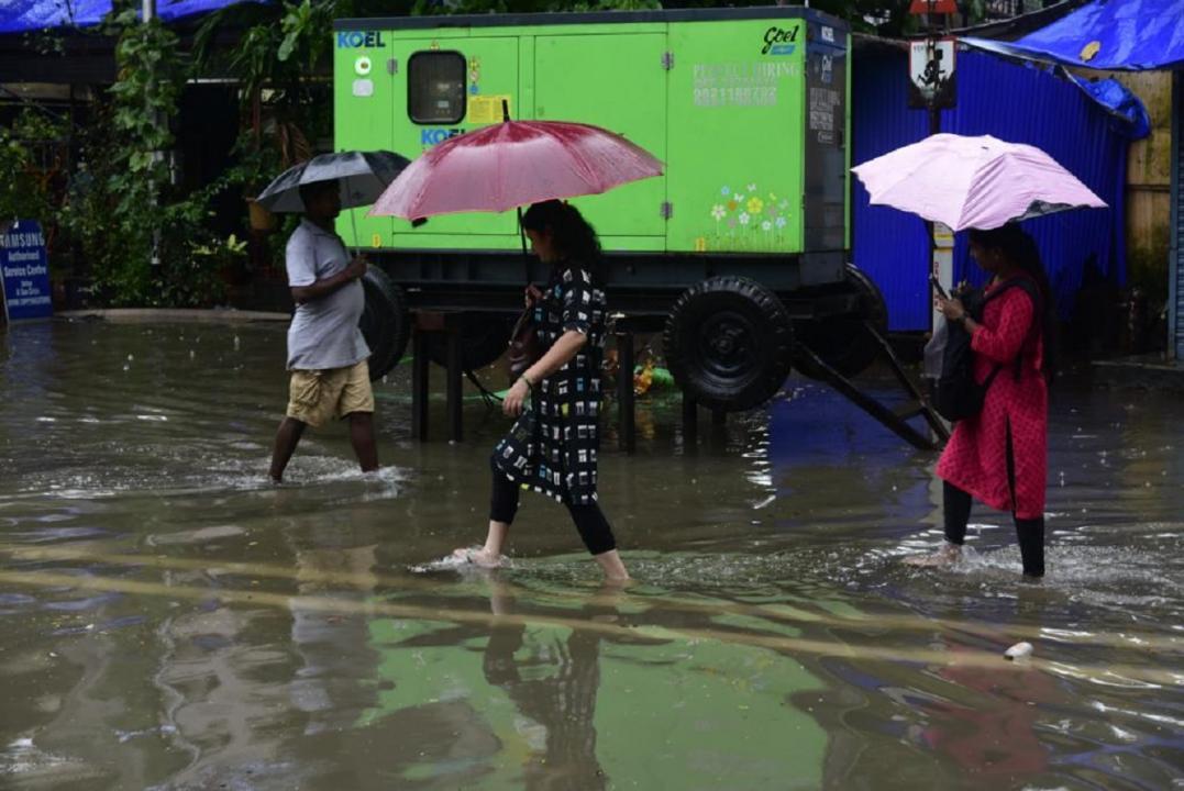 The city received a downpour during the night. This caused inundation in some low-lying areas like Sion.