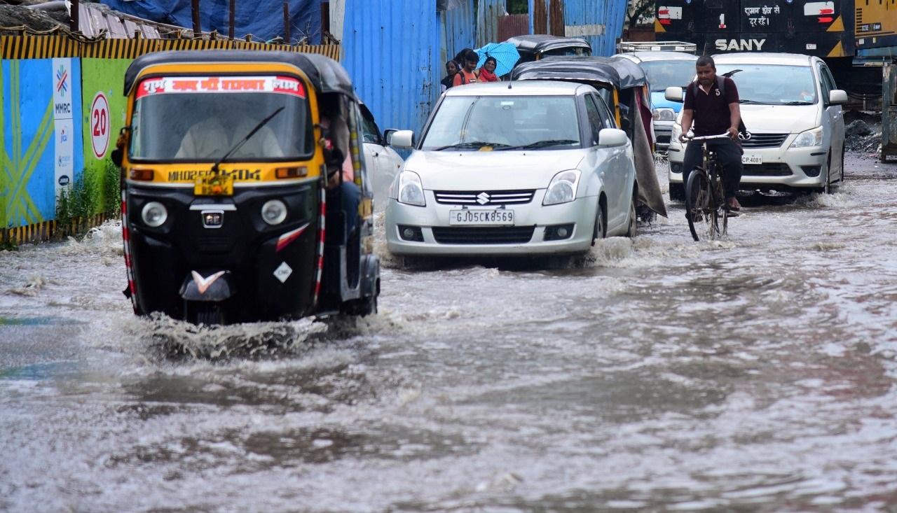 Vehicles wade through the waterlogged road in Bandra Kurla Complex. Pic/SHADAB KHAN