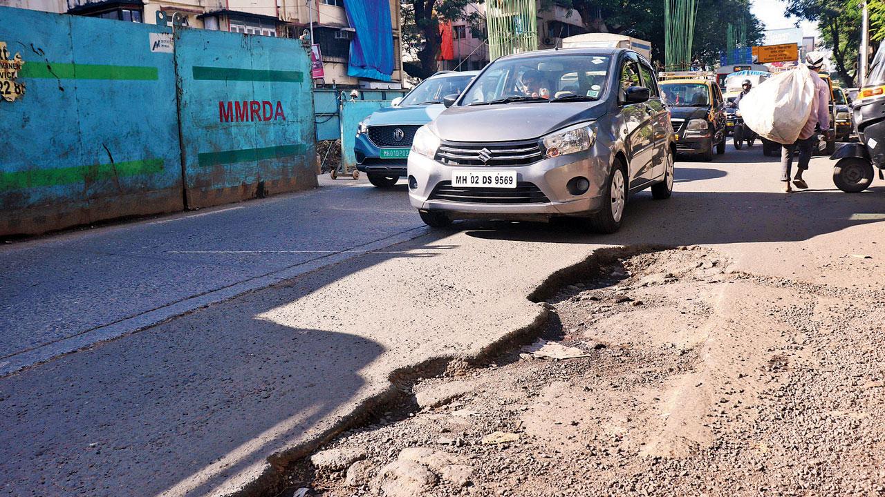 Uneven road surface in Khar causes inconvenience to both bikers and motorists. Pics/Anurag Kamble