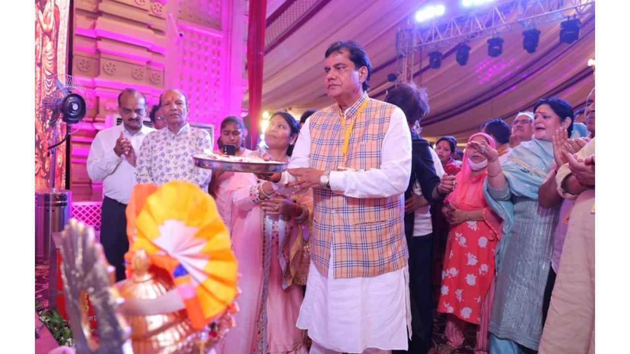 Devotees seek blessings from Lal Bagh King, the God of vows, at Netaji Subhash Place