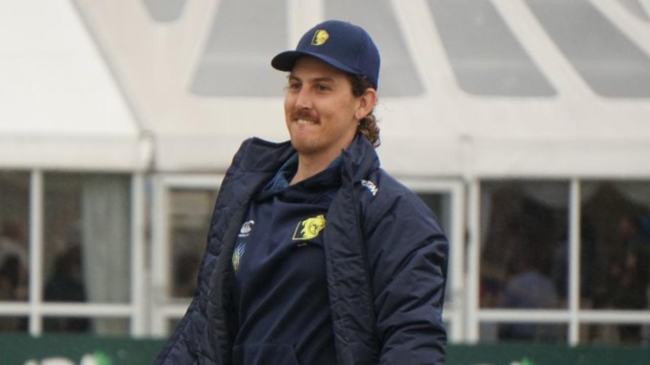 Australian cricketer's bat gets confiscated mid-game for being too big
