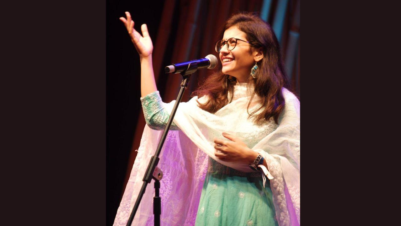 Kicking off a Nationwide solo storytelling and poetry tour, dactylic Nidhi Narwal is spreading poetry in the air