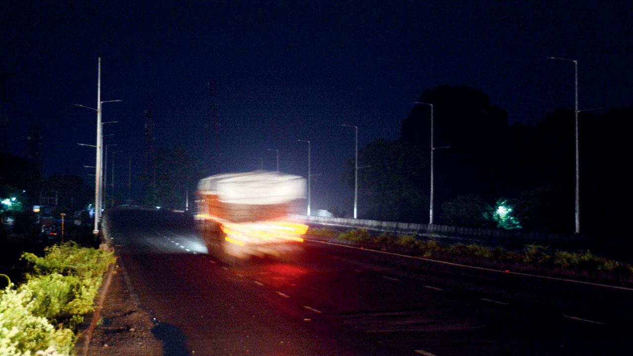 No lights on the Kopar flyover on the Mumbai-Ahmedabad Highway. Pics/Satej Shinde