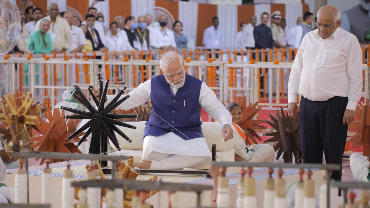 On the occasion of ‘Khadi Utsav’, PM Modi shared glimpses of the event. He tweeted stating, 