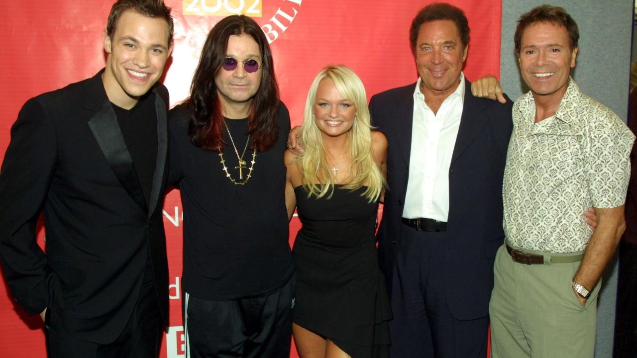 Will Young, Ozzy Osbourne, Emma Bunton, Tom Jones and Sir Cliff Richard, backstage in the gardens of Buckingham Palace in London, 03 June 2002, for the second concert to commemorate the Golden Jubilee of Britain's Queen Elizabeth II. Some 12,000 tickets were distributed by ballot for the Party at the Palace, and tens of thousands more gathered outside to enjoy the music. (Photo by AFP)