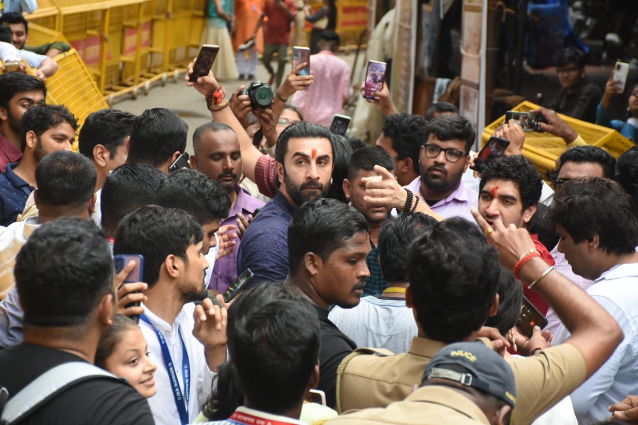 Ranbir Kapoor was spotted at Lalbaug to seek the blessings of Lord Ganesha. He was seen dressed in a navy blue kurta with his hair neatly combed behind. He sported a trimmed beard and was seen with a tilak on his forehead