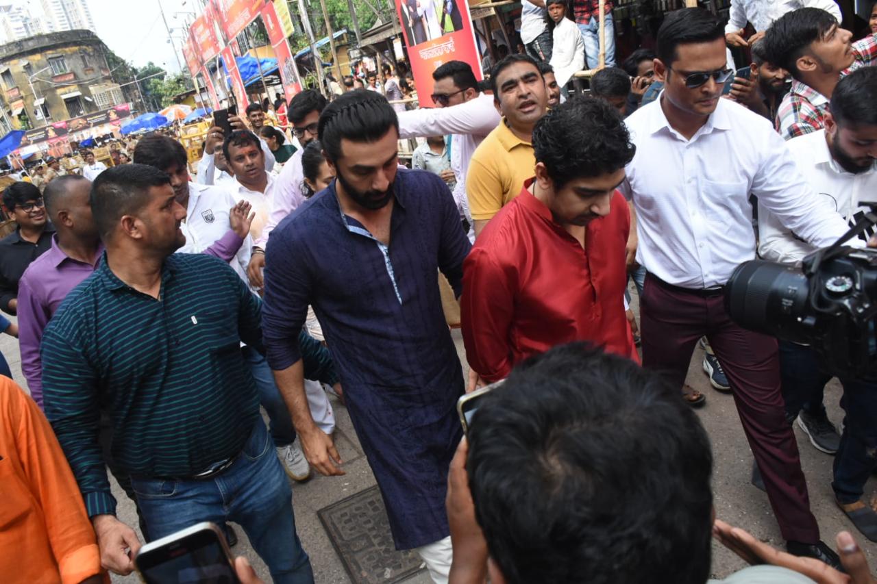 Ranbir was accompanied by his good friend and filmmaker Ayan Mukerji. Ayan was seen in red kurta with a tilak on his forehead. The duo was surrounded by curious fans as they arrived in Lalbaug