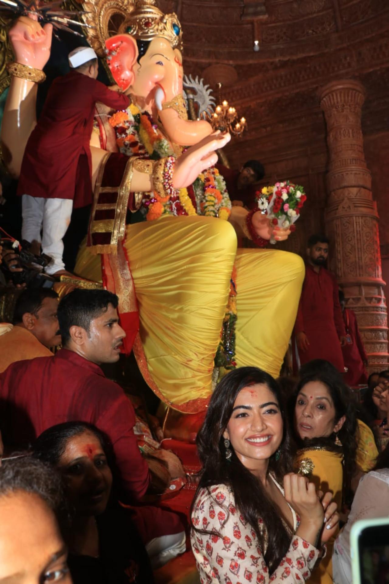 Rashmika was mobbed by onlookers as she arrived at Lalbaug. She was seen smiling in a crowd of people who had gathered to get a glimpse of the actress