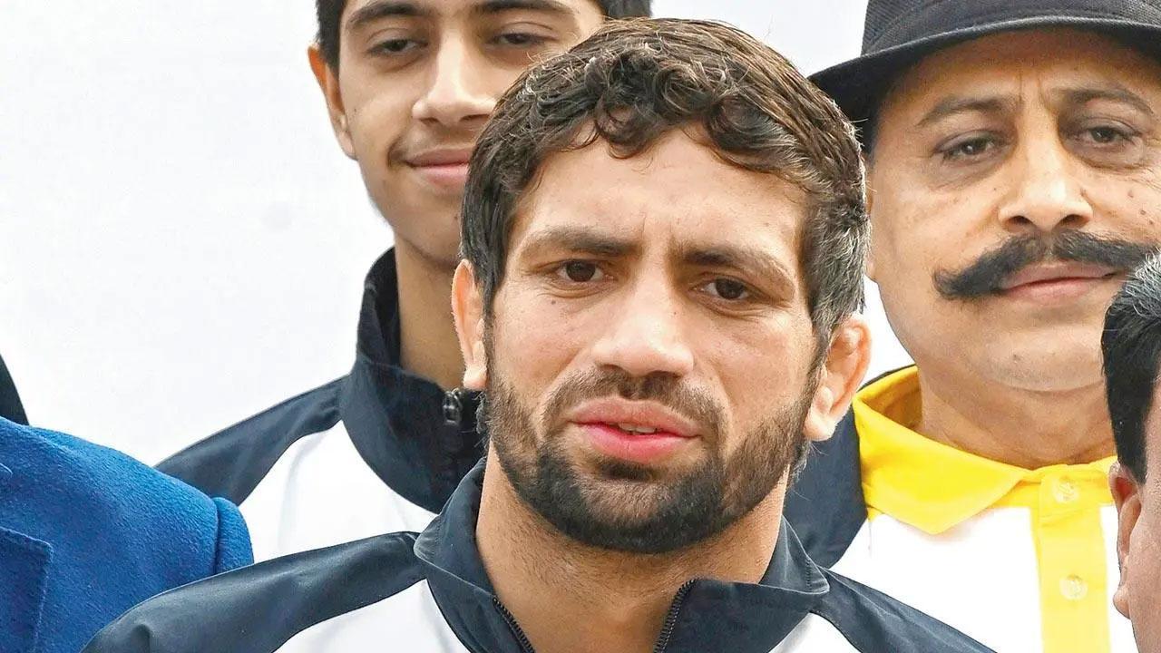 Ravi Dahiya out of medal contention