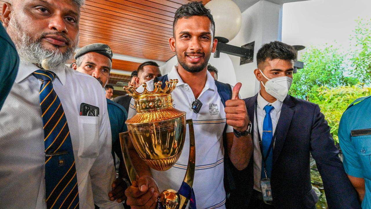 Sri Lanka skipper Dasun Shanaka with the Asia Cup 2022 trophy