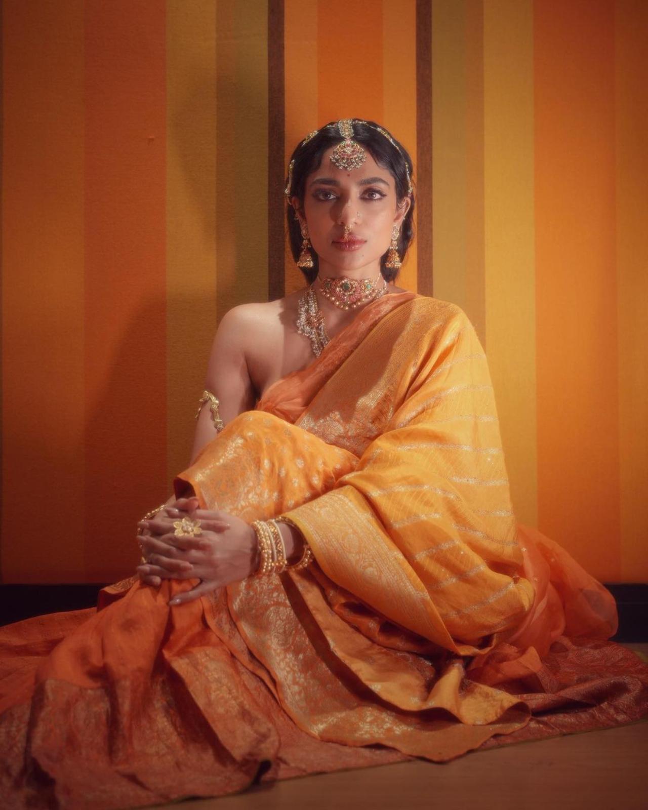 For the make-up, she went for a berry lip colour, smoky eye shadow, winged eyeliner, mascara on the lashes, and small bindi