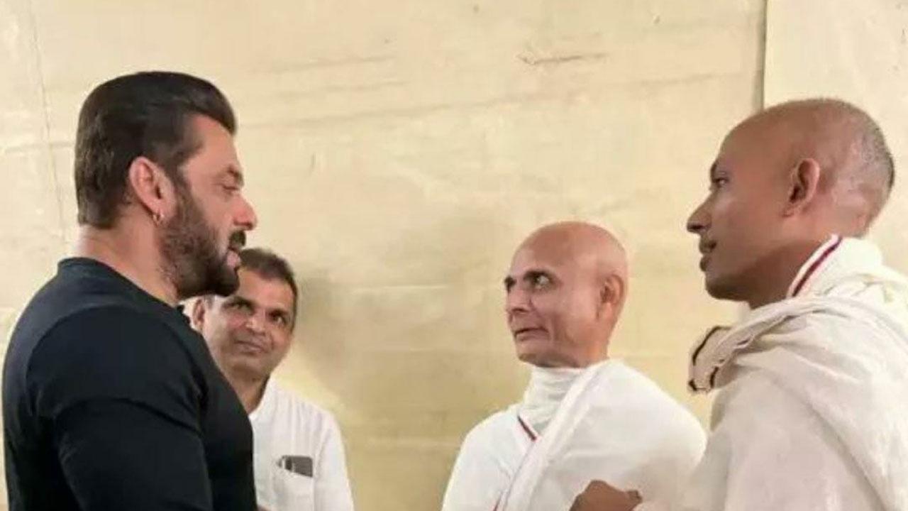 Salman Khan meets Jain monk Acharya Vijay Hansratnasur on his 180 days fast completion