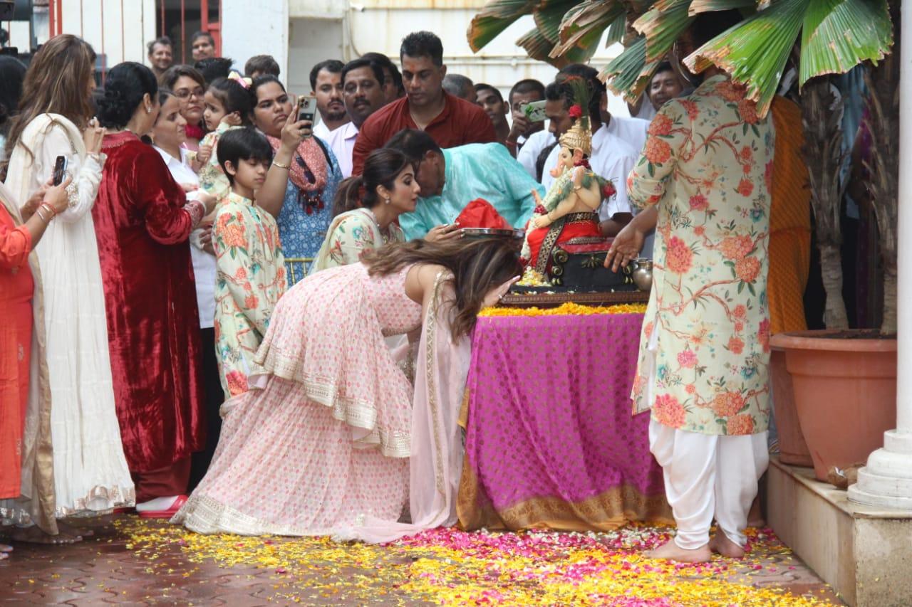 Despite the injury that she sustained during the shoot of Rohit Shetty's 'Indian Police Force', Shilpa was seen enthusiastically participating in Visarjan of Lord Ganesha