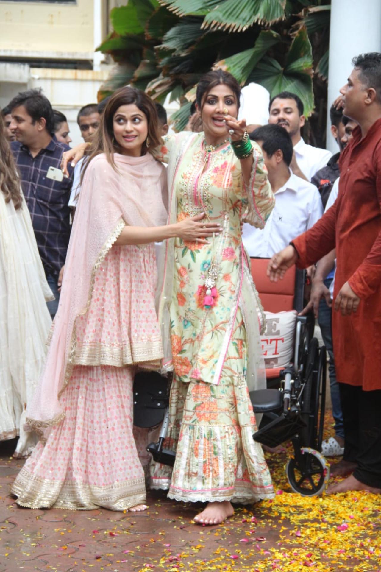 Shilpa Shetty and her sister Shamita Shetty danced their heart out as they took part in the visarjan procession outside their house