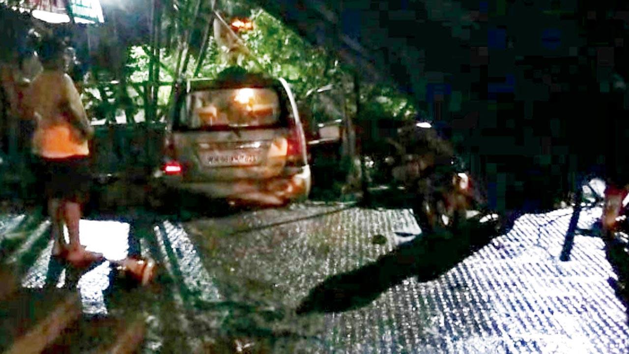 The accused man’s car crashed into Laxmi Niwas society’s compound wall on Tuesday night. Pics/Hanif Patel
