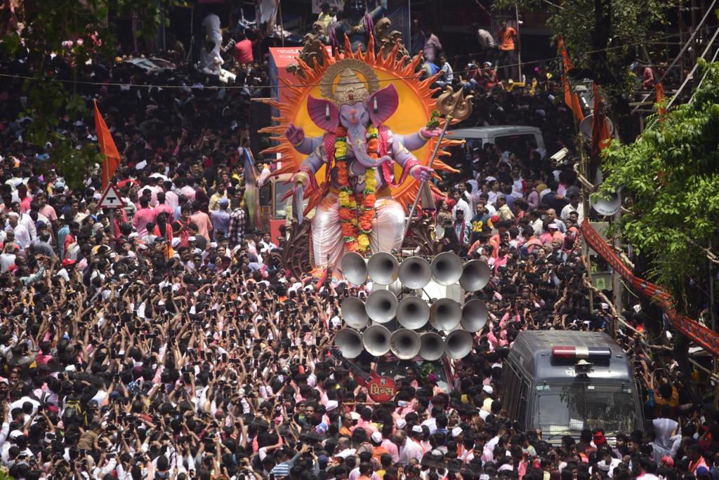 Devotees carry Tejukaya's Lord Ganesha idol for its immersion in Mumbai. (Pic/Atul Kamble)