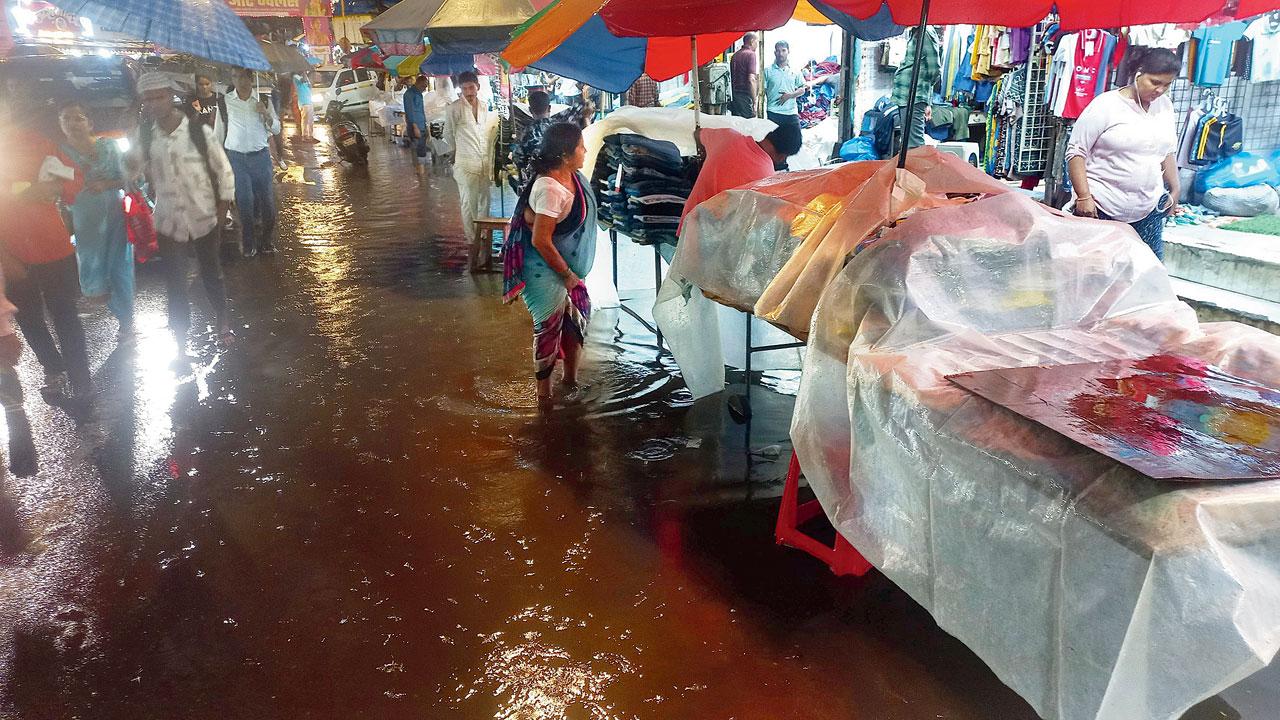 Heavy showers at Dadar on Thursday. Pics/Sayyed Sameer Abedi