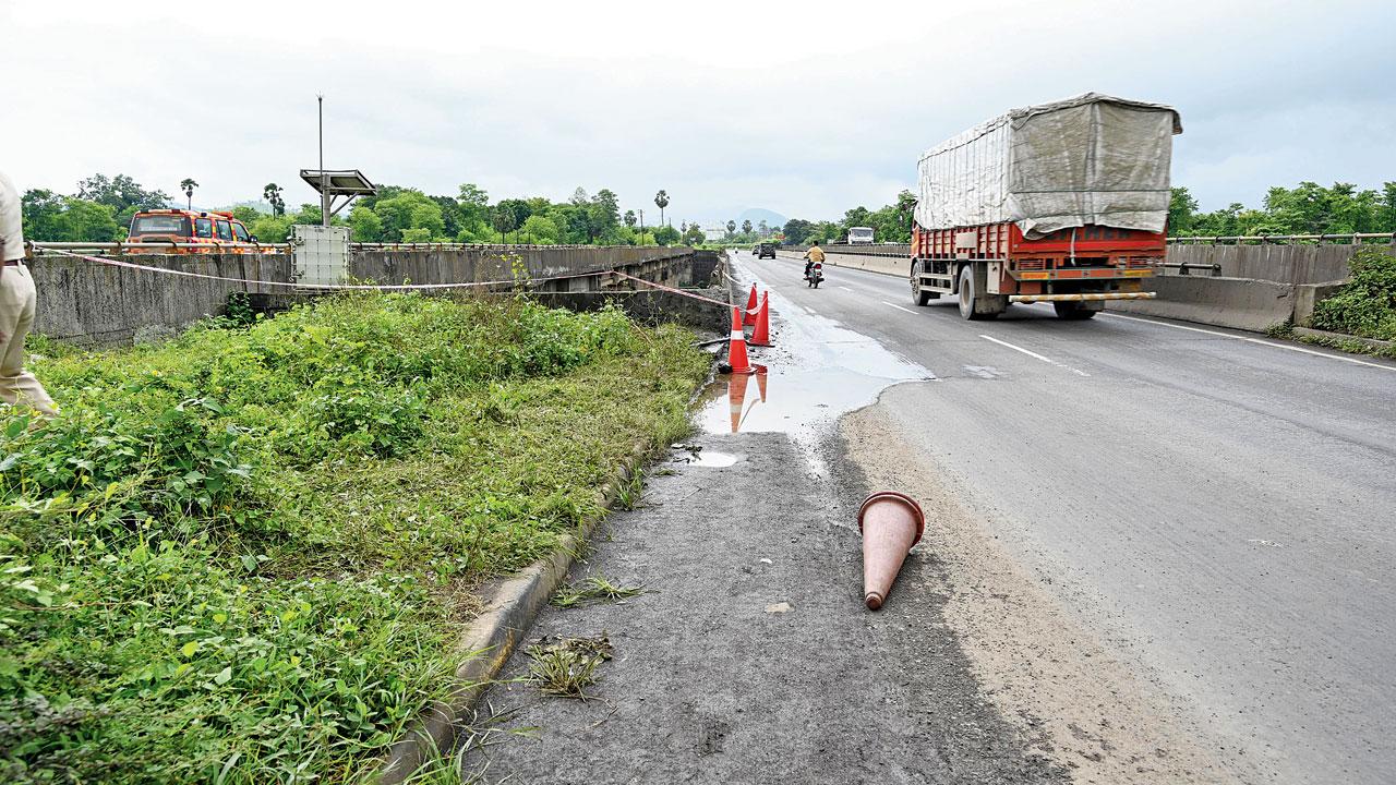 The mishap spot at Charoti, on Monday. Pic/Hanif Patel