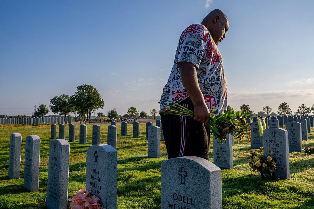 Visitors remembers the victims of 9/11 attacks and pay their respects at the Houston National Cemetery. (Pic/AFP)