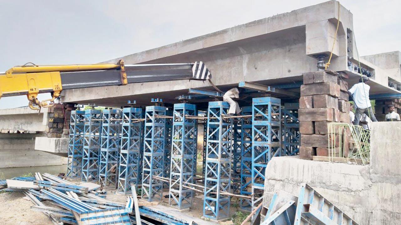 Bridge work is carried out on the Uran suburban line