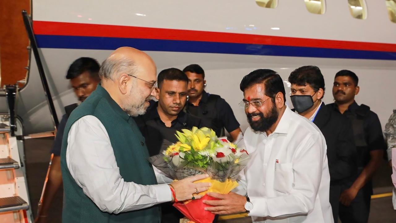  Union Home Minister Amit Shah was received by Chief Minister Eknath Shinde on his arrival in Mumbai