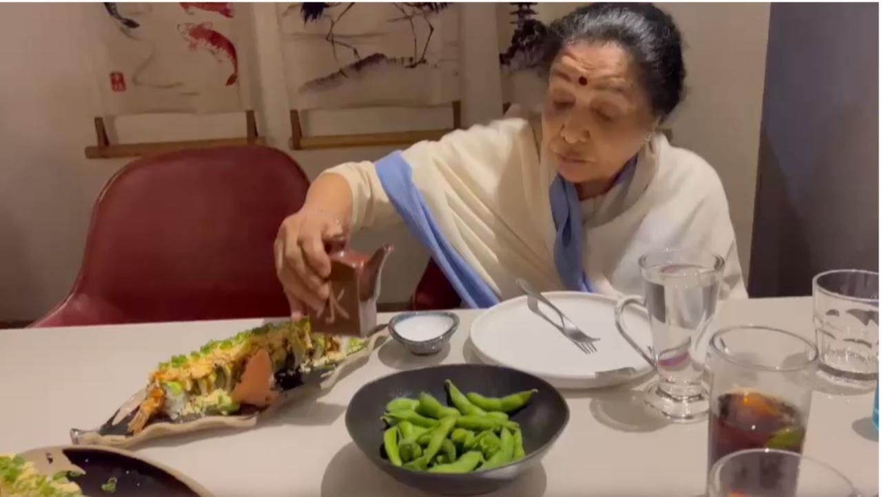 Here, the veteran singer is seen braving the rain to enjoy her favourite meal with her partner-in-crime Zanai Bhosle