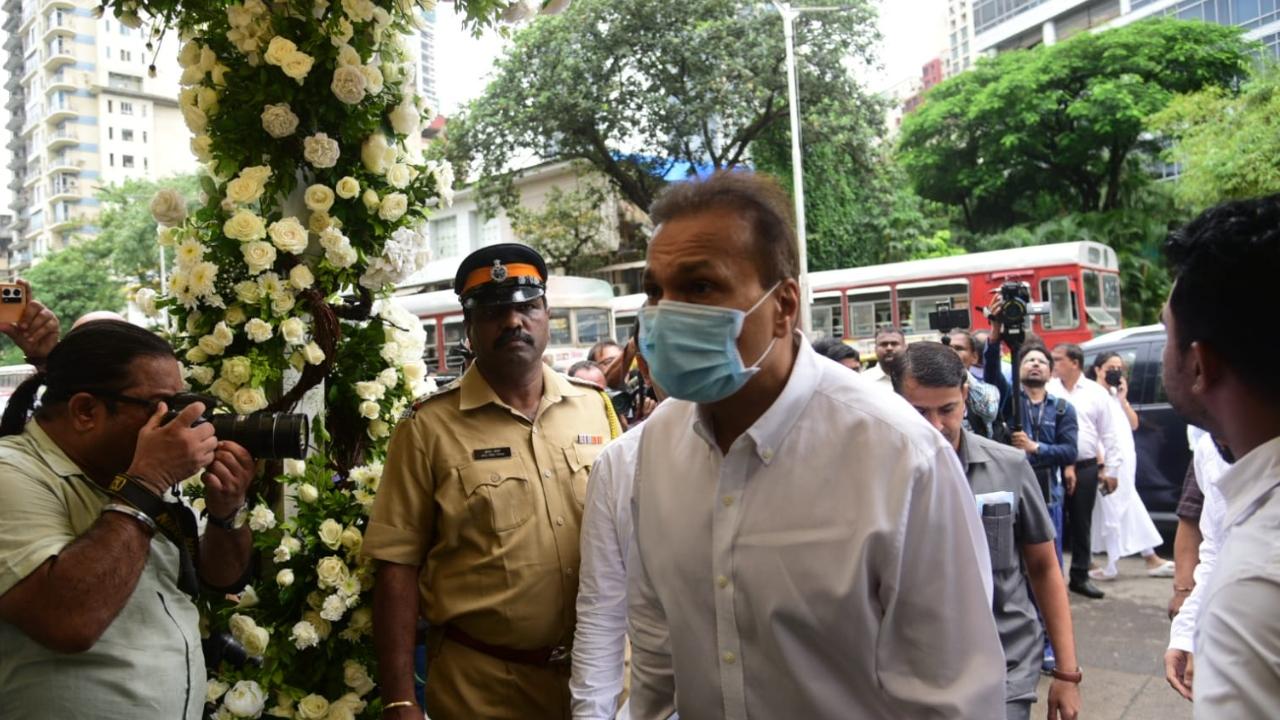 Industrialist Anil Ambani attends Mistry's funeral in Mumbai. Pic/Pradeep Dhivar