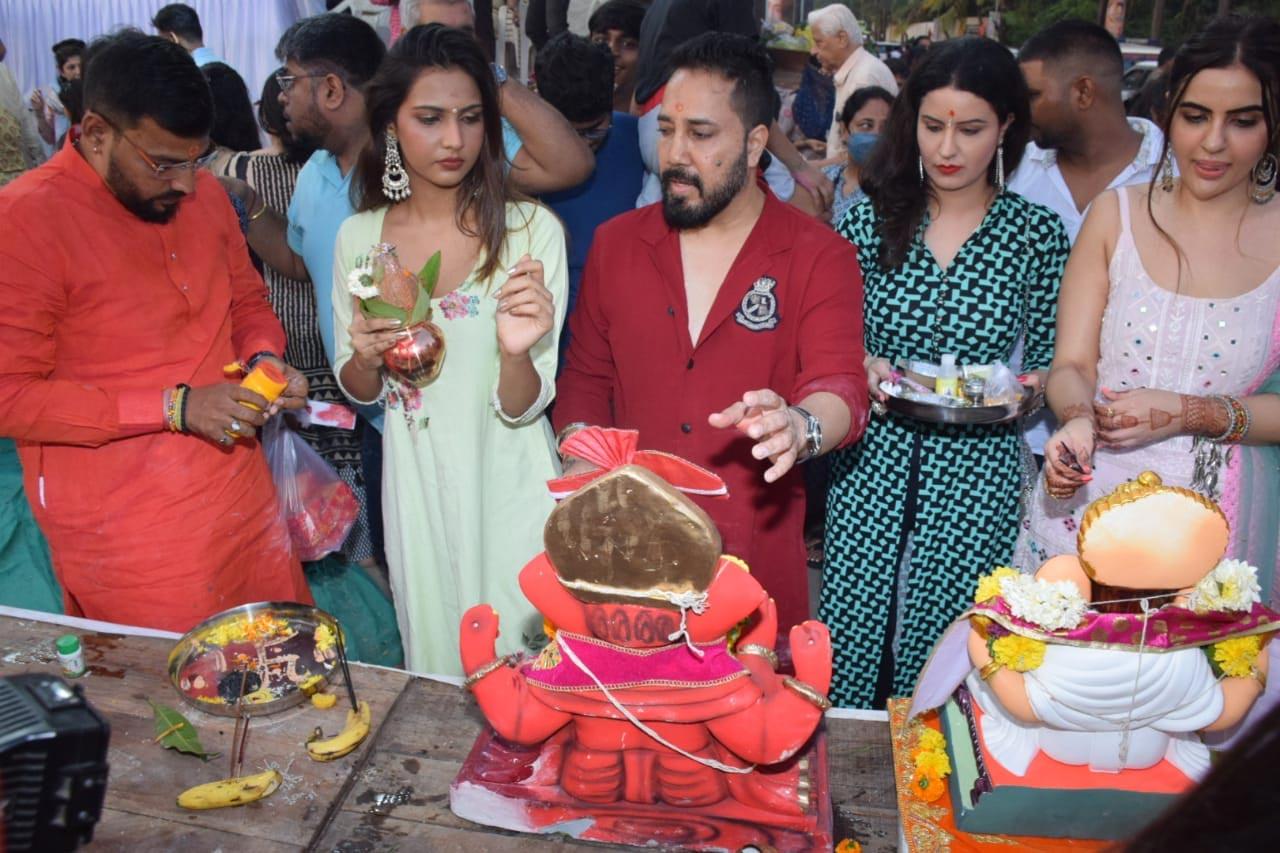 Mika Singh with Akanksha Puri at Ganpati visarjan in Mumbai