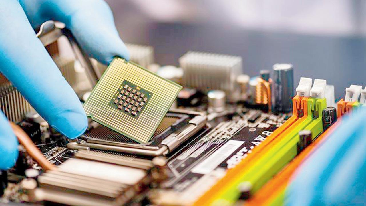 Mumbai: Aaditya Thackeray slams Eknath Shinde govt for letting go of Vedanta-Foxconn semiconductor project