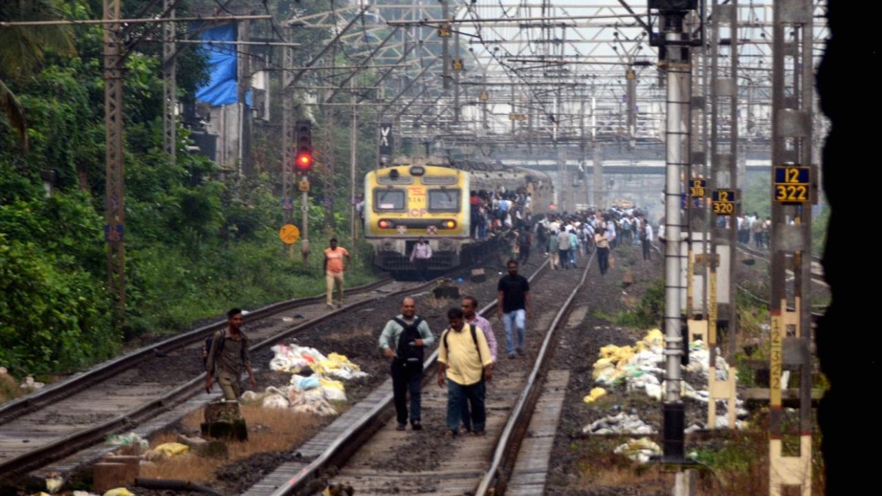 Karjat-CSMT local train reached Dadar station 07.56 am, whereas train time to reach Dadar station is 06.31 am