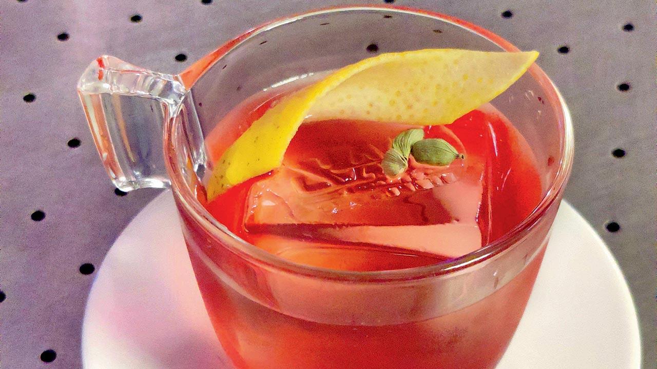 Black tea and cardamom-infused negroni 