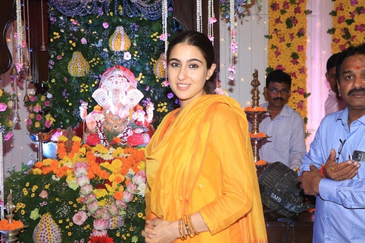 Sara Ali Khan happily posed with Lord Ganesha at the celebration