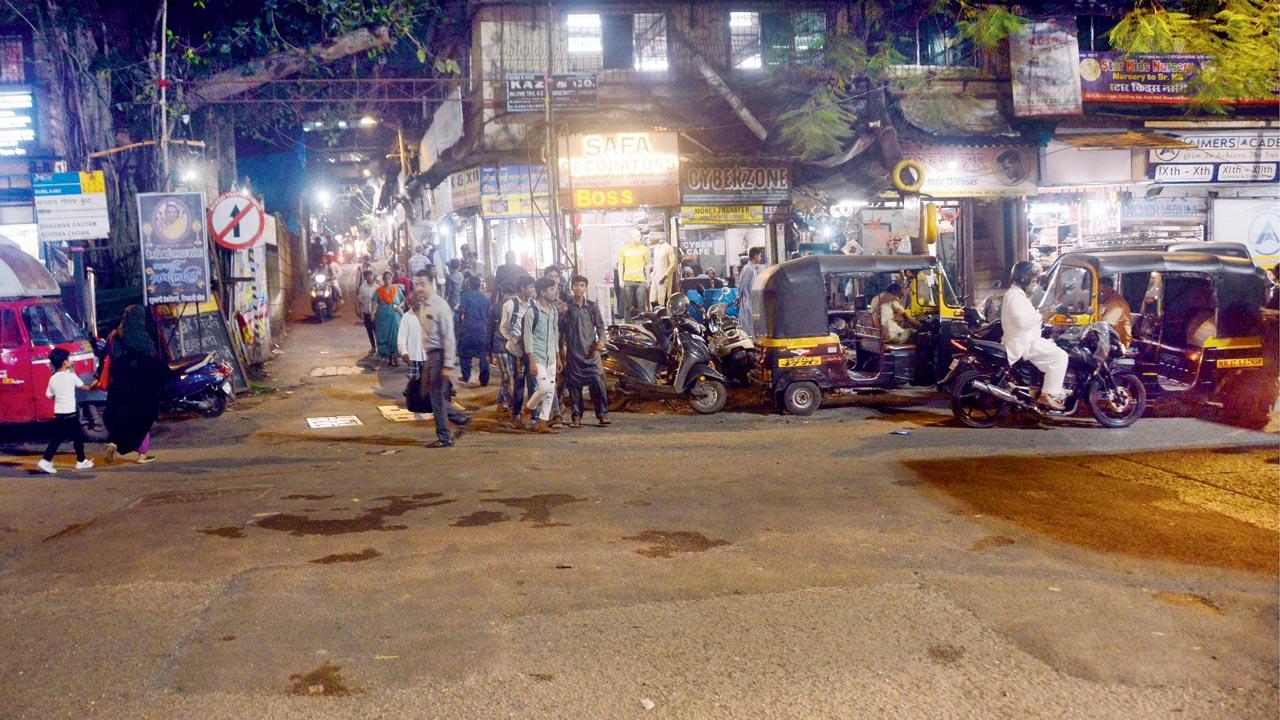 After: The stretch of the station road, which had several potholes, was found fixed on Friday. Pics/Sayyed Sameer Abedi