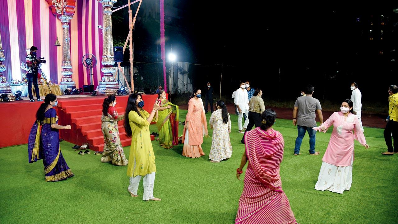 People playing garba at Borivli. File pic/Nimesh Dave