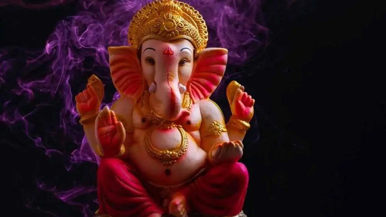 Maharashtra: Thousands line Pune streets to watch Ganpati idol immersion processions