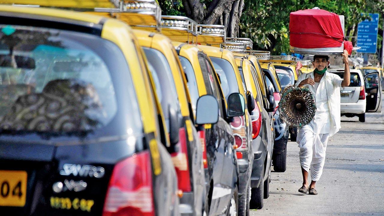 Taxis parked at Mahalaxmi, south Mumbai, in 2021. Pic/Ashish Raje