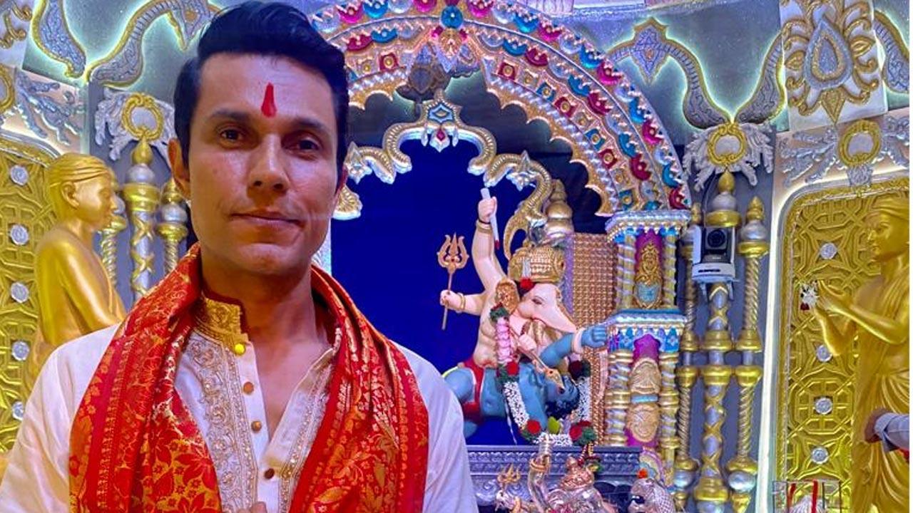 Shrimant Bhausaheb Rangari Ganpati: Randeep Hooda visits country’s first public Ganesh Mandal