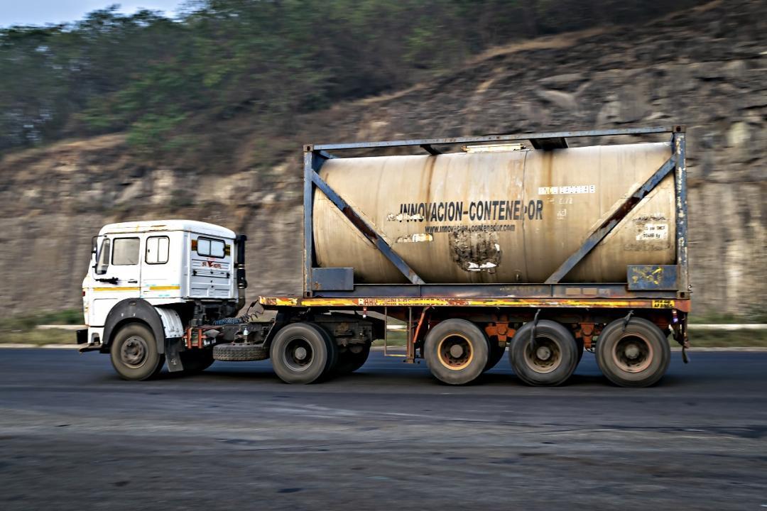 Maharashtra: Gas leaks from container truck on highway in Pune