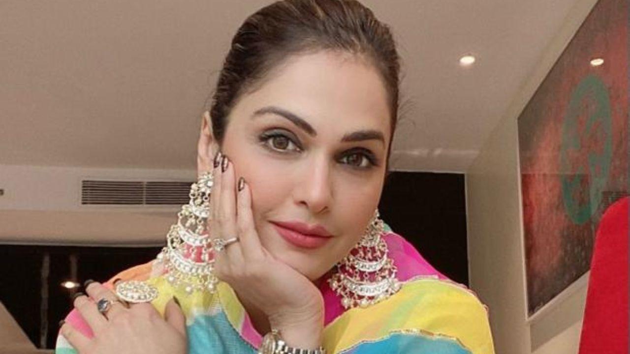 Navratri 2022: Dandiya is quite contagious, says Isha Koppikar