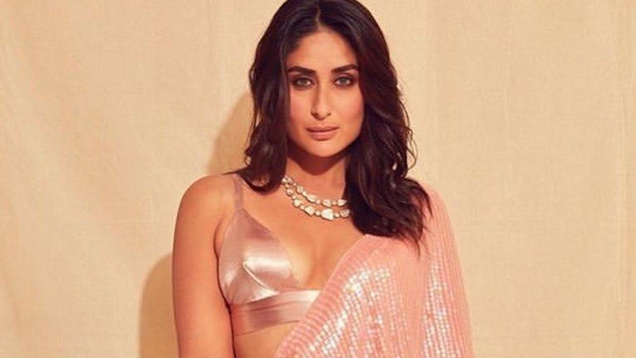 Shining Like A True SuperStar!
Sequin-sheeted sari has been doing rounds lately! It has been worn by Janhvi Kapoor, Tara Sutaria, Kiara Advani and of course, our stunner Kareena. She stepped out in a light pink sequin saree for a night event. Khan chose an attractive blouse piece with a deep neck to wear with her saree. Keeping her makeup and hair simple, and wearing just a necklace set with her attire – Kareena never fails to look like her firecracker in a saree! 
