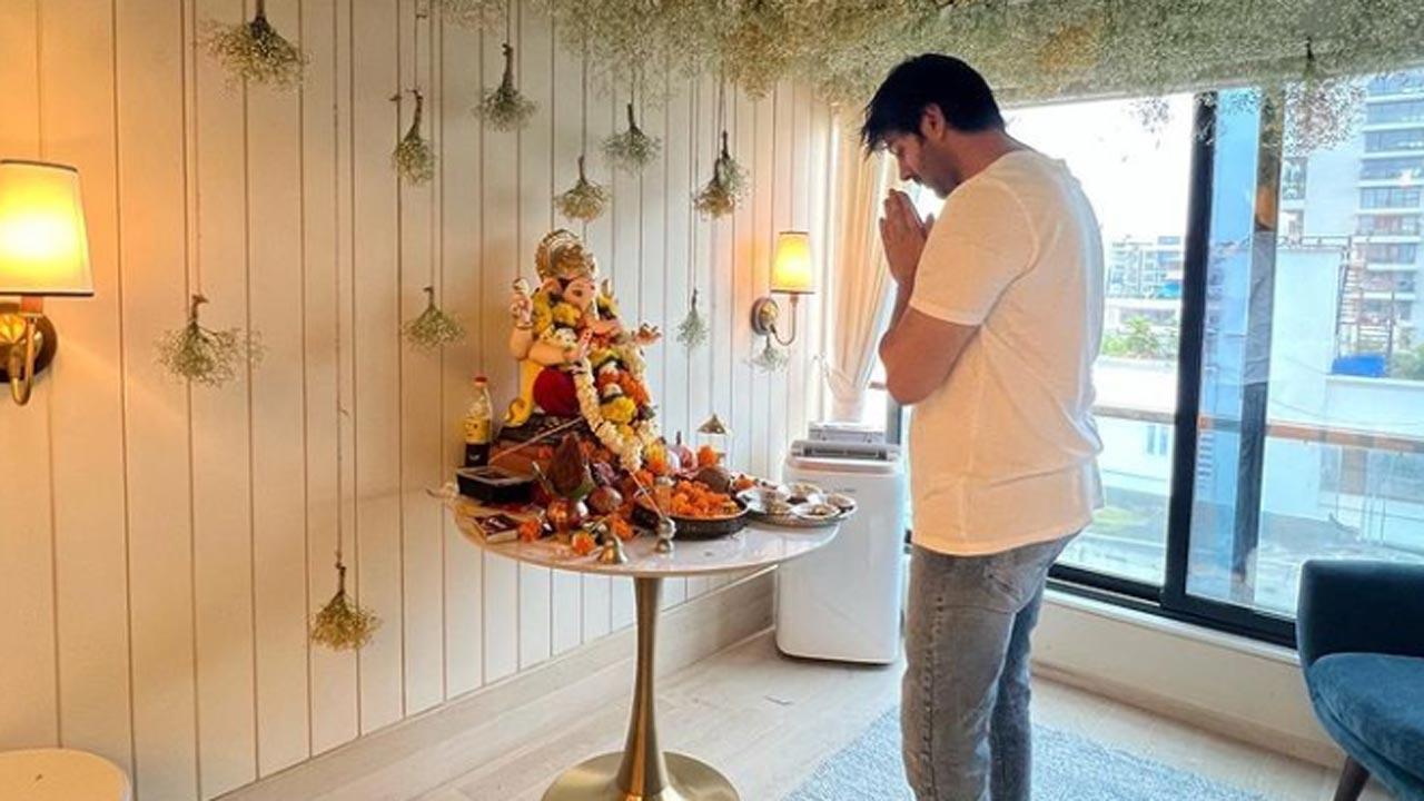 Kartik Aaryan kick-starts his upcoming Satyaprem Ki Katha with the blessing of Lord Ganesha
