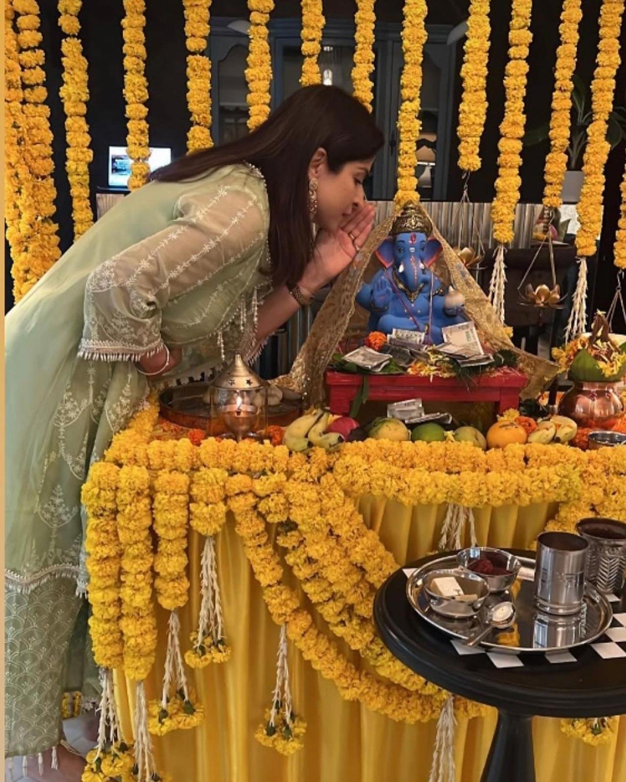 Maheep Kapoor welcomed Lord Ganesha on Vinayak Chaturthi, on August 31, 2022. For the celebration, the actress was seen wearing a pretty pastel coloured ethnic wear