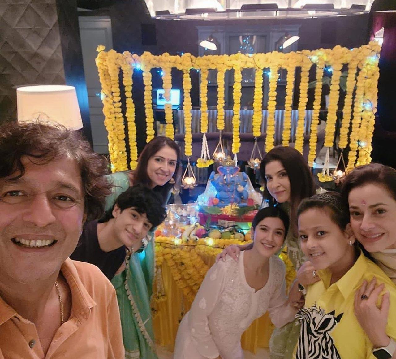 Chunky Panday, along with Neelam Kothari, her daughter, Maheep Kapoor, Shanaya Kapoor, Jahaan Kapoor posed for the picture as they celebrated Ganesh Chaturthi at their Mumbai home. Bhavana Panday, who is also a part of Netflix show `Fabulous Lives of Bollywood Wives`, was also present at the Kapoor residence Chunky Panday, along with Neelam Kothari, her daughter, Maheep Kapoor, Shanaya Kapoor, Jahaan Kapoor posed for the picture as they celebrated Ganesh Chaturthi at their Mumbai home. Bhavana Panday, who is also a part of Netflix show `Fabulous Lives of Bollywood Wives`, was also present at the Kapoor residence
